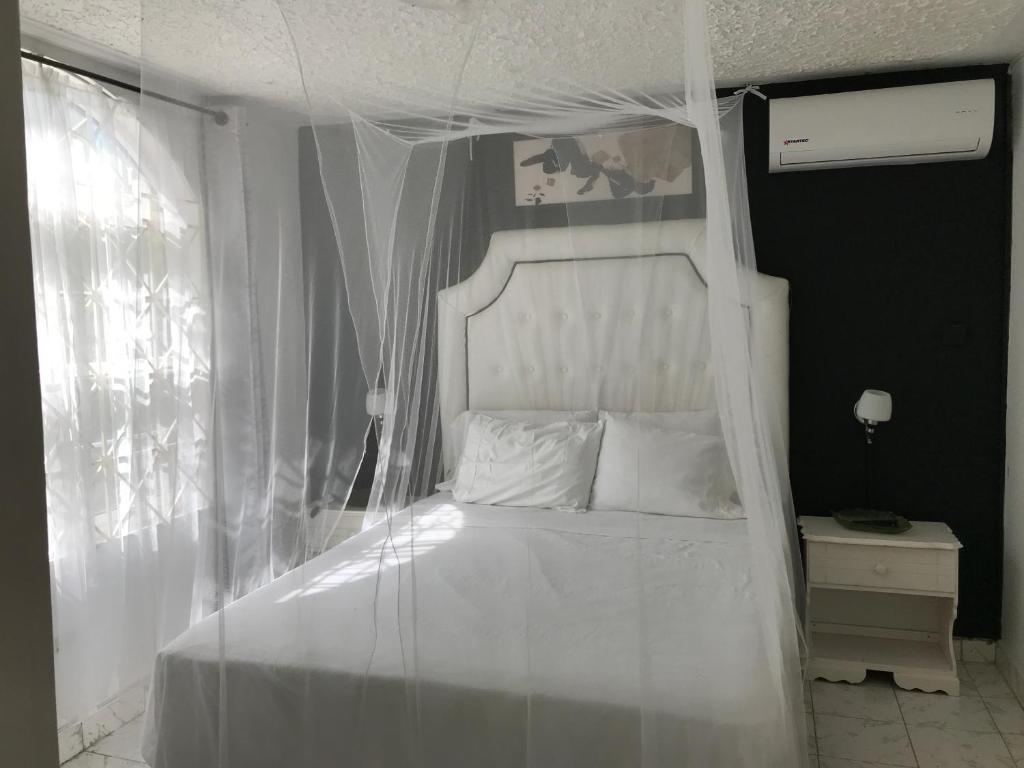 One Queen Bedroom apt#2 at Csompó Empire photo 1