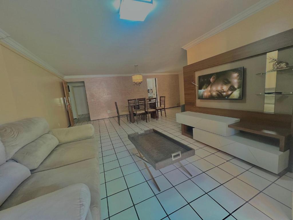 Apê família 3 quartos e 3 WC a 200m da feirinha