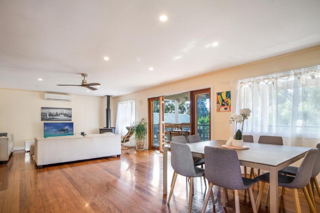 Hidden Gem - The Panoramic Tree View Home in Melbourne City photo 1