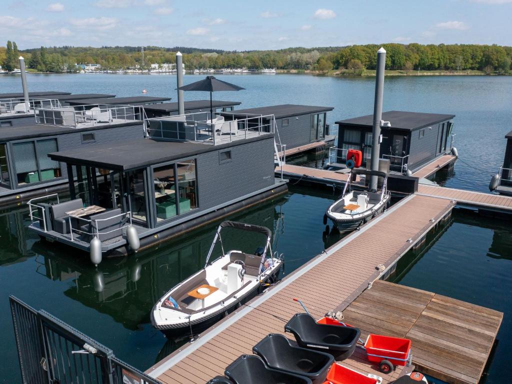 Luxury houseboat with roof terrace and beautiful view over the Mookerplas