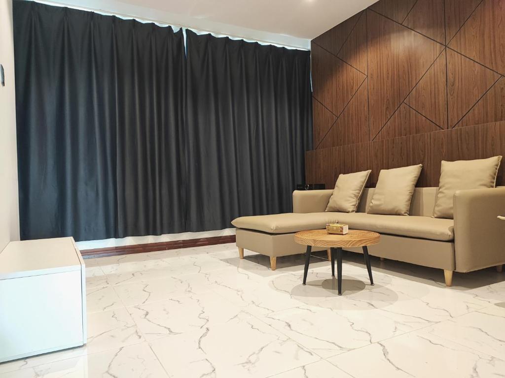 Jenny airport lounge photo 2