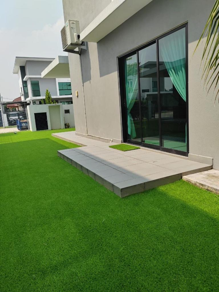 Five BEDROOMS RESIDENTIAL HOME WITH FREE WIFI photo 2