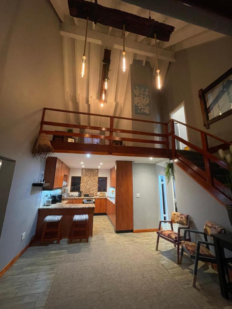 OAK HOUSE, Entire holiday home, Self catering, fully equipped, double storey, 3 bedroom, 2 bathroom, outside entertainment, Braai area, 300sqm home photo 3