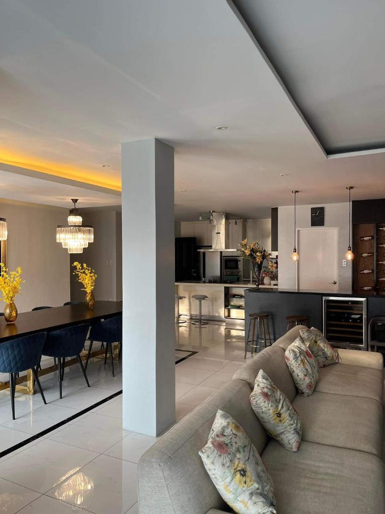 Luxury 4 Bedroom Apartment photo 2