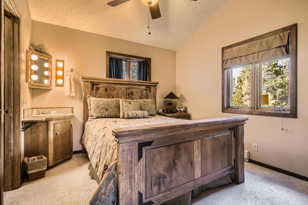 NEW LISTING! The Nugget townhouse photo 1