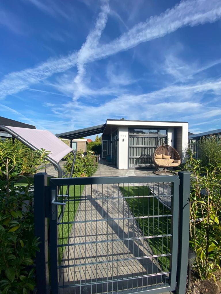 LUXUS Cube Ferienhaus Chalet am See mit Schwimmbad in Lathum NL photo 3
