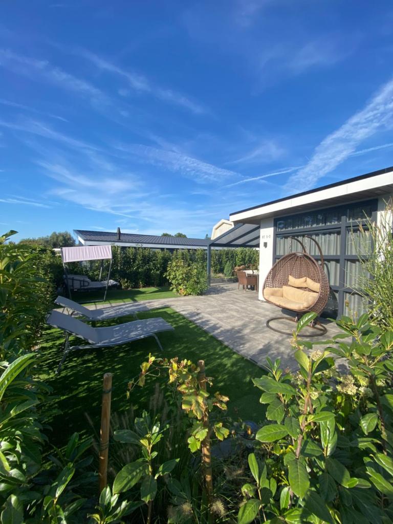 LUXUS Cube Ferienhaus Chalet am See mit Schwimmbad in Lathum NL photo 2