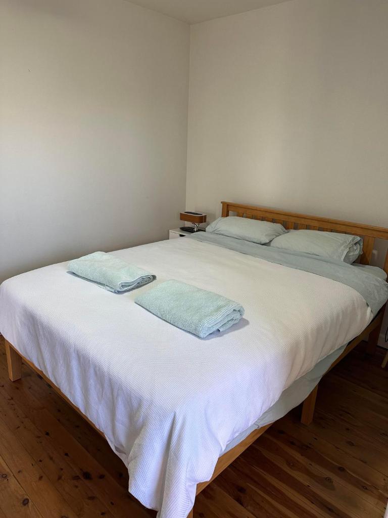 Modern & Light CBD unit, walk to beaches & cafes photo 1