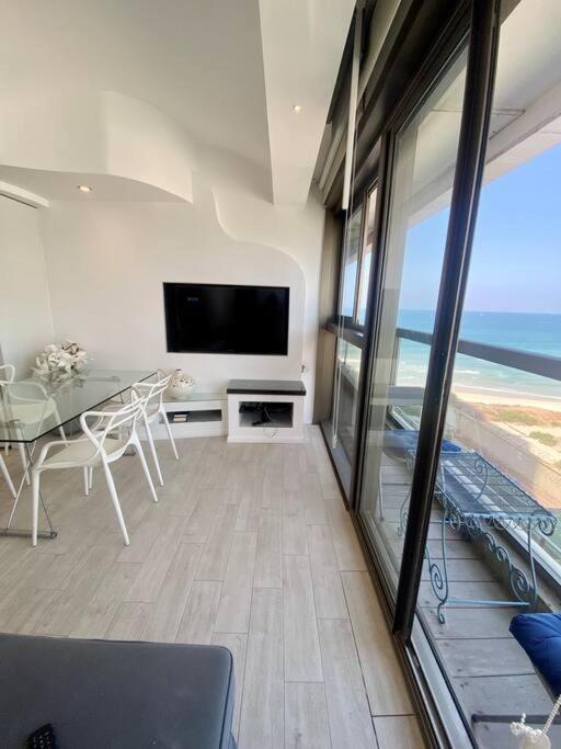 ruth’s balcony sea view apt photo 4