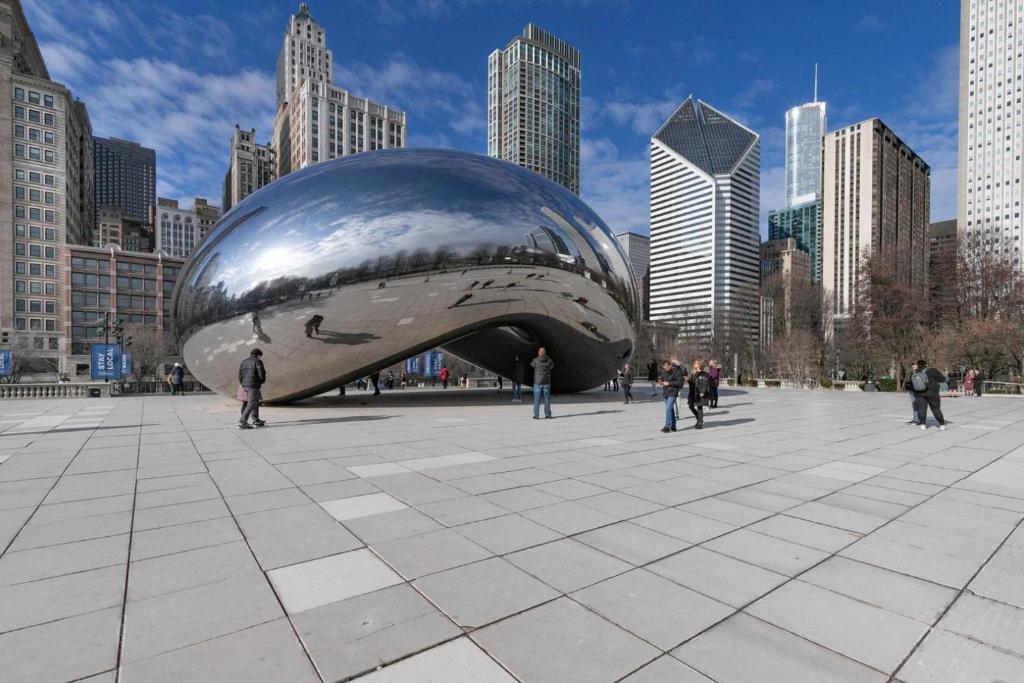 Loop 1BR w Gym Pool nr Financial District CHI-232 - Tap to explore photos
