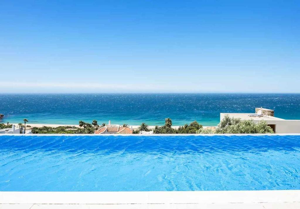 LUJOSAVILLA PISCINA 25 METROS SUIT 60m2 SPA SAUNA