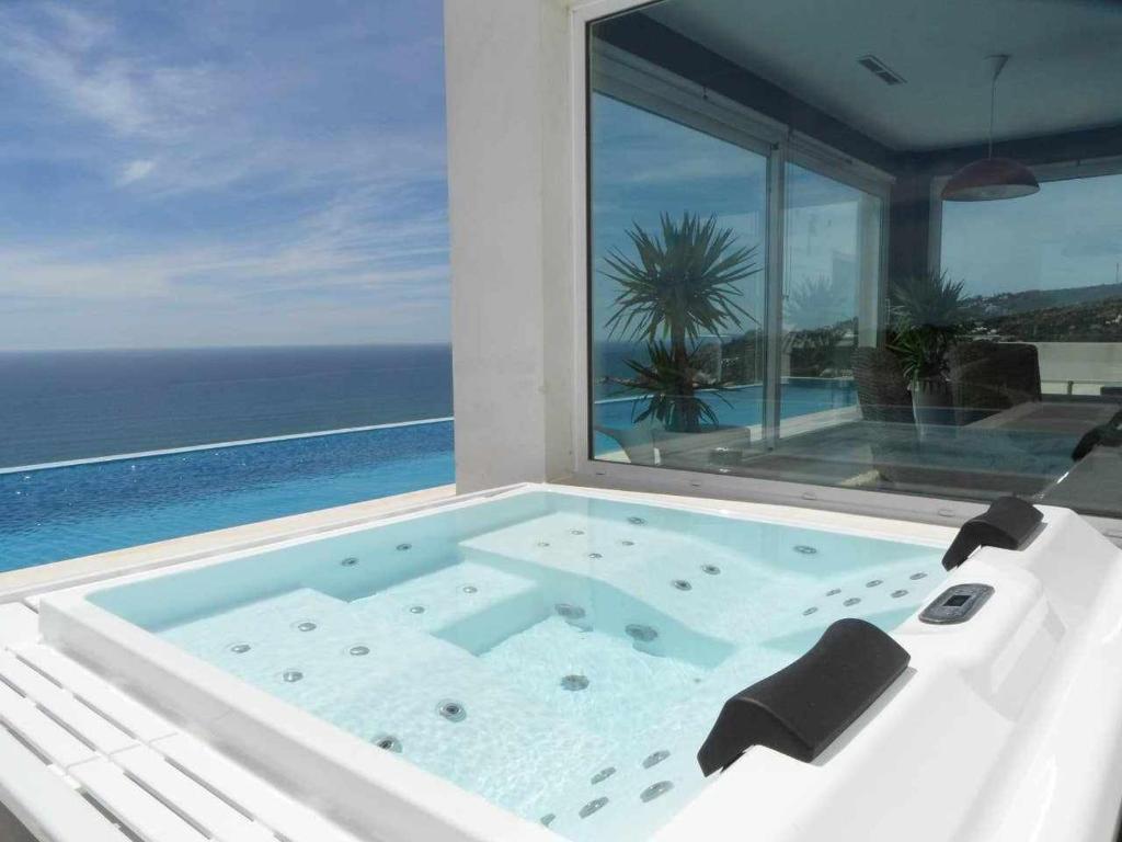 LUJOSAVILLA PISCINA 25 METROS SUIT 60m2 SPA SAUNA photo 4