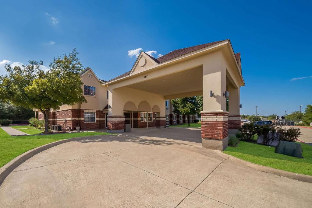 Econo Lodge Inn & Suites Mesquite - Dallas East image