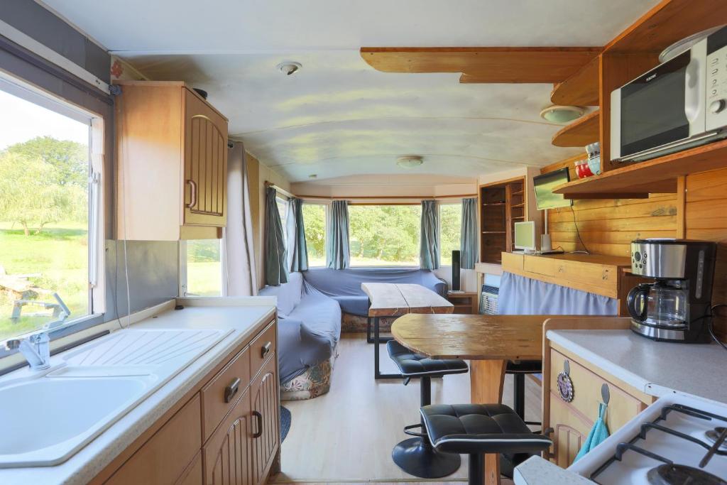Mobilhome dans la prairie photo 1