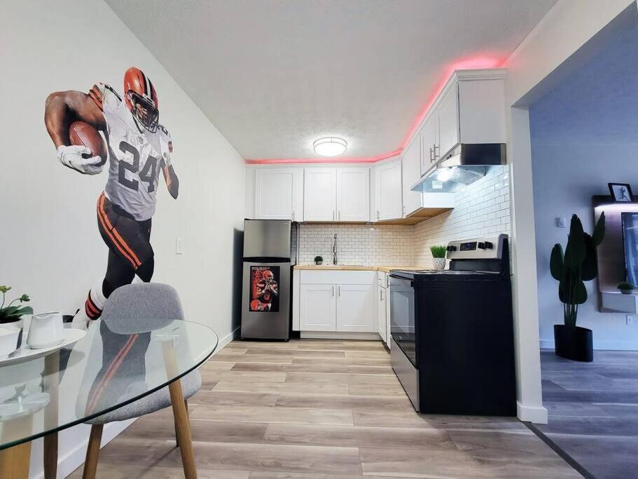 Spacious Upgraded Private Hof Apt - 7 Minute Walk photo 1