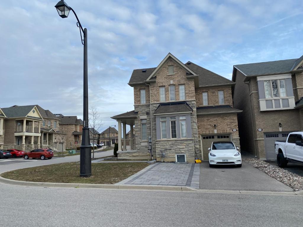 Adorable Full house in Ajax Incl Basement photo 2