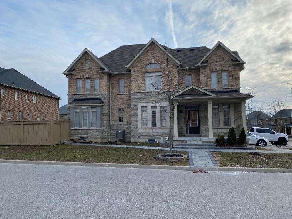 Adorable Full house in Ajax Incl Basement photo 1