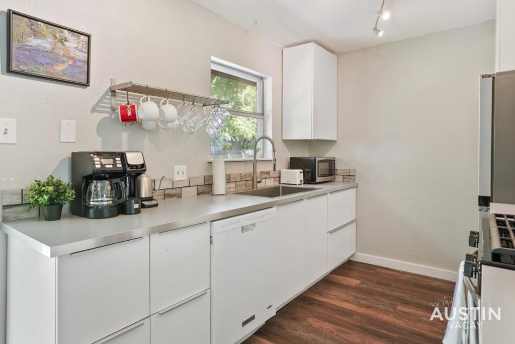 12 Min to Airport Spacious Backyard and Fire Pit - Tap to explore photos