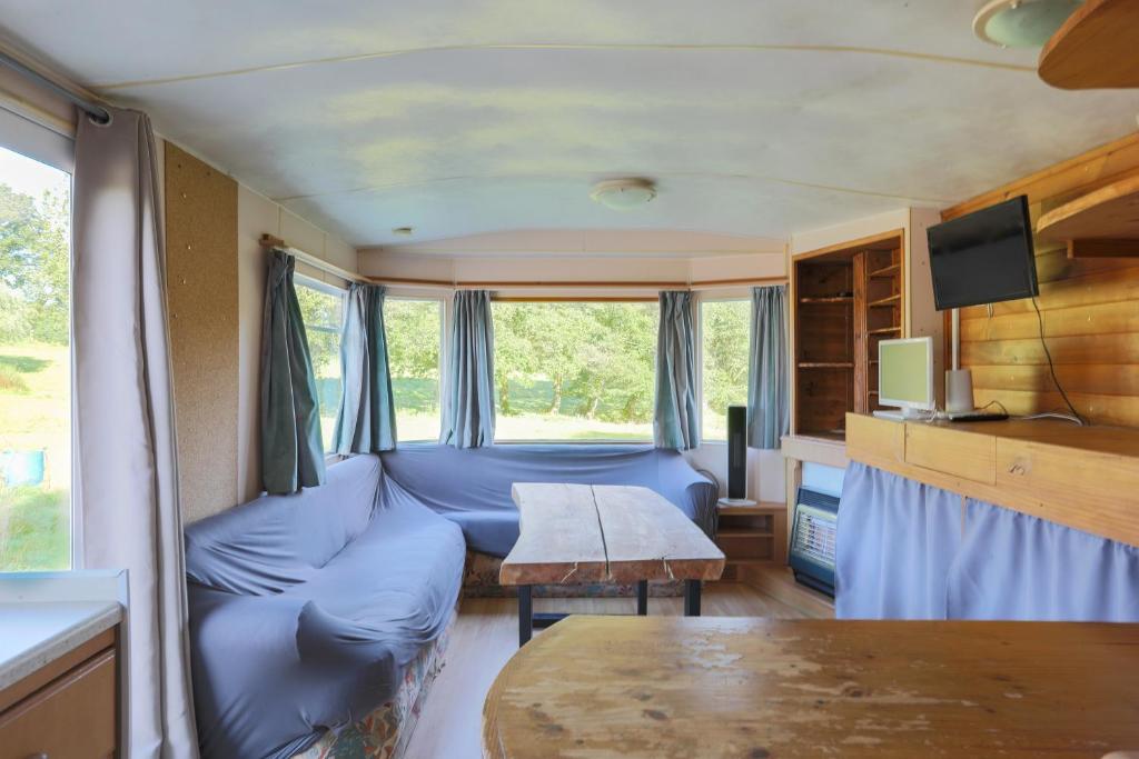 Mobilhome dans la prairie photo 2