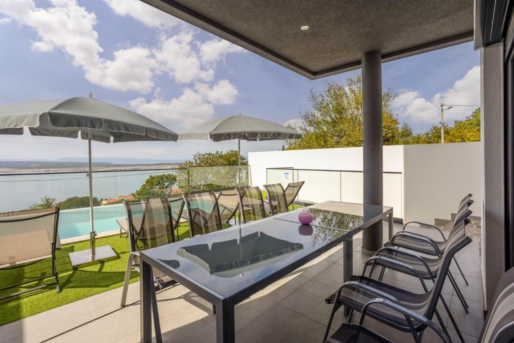 Villa Ewa & Tomi - heated Pool, Jacuzzi & Sea View photo 3