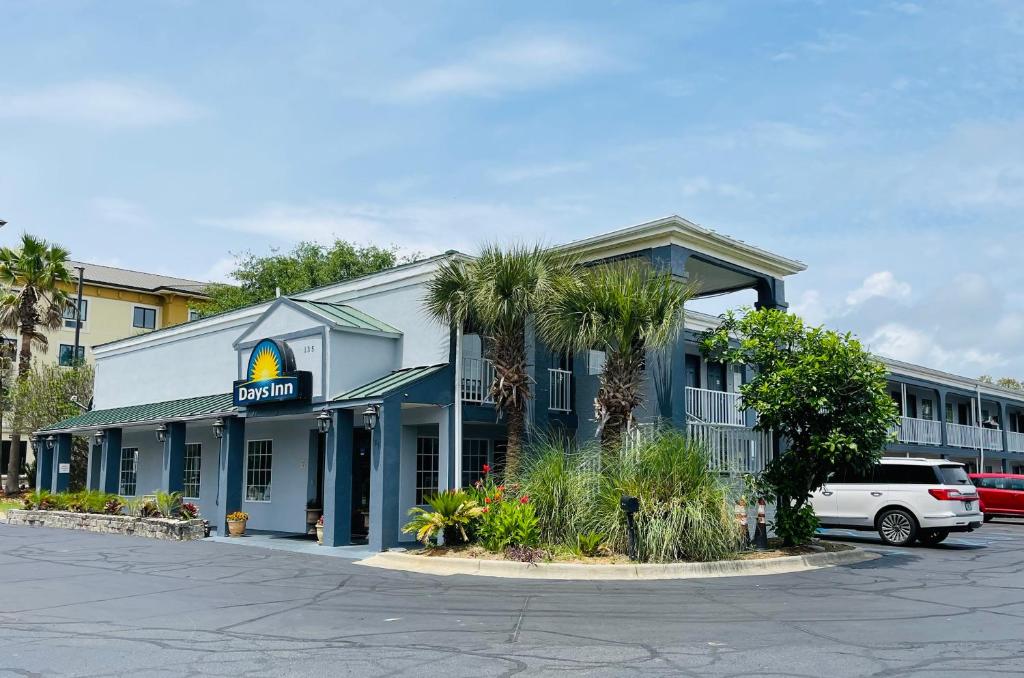 Days Inn by Wyndham Fort Walton Beach image