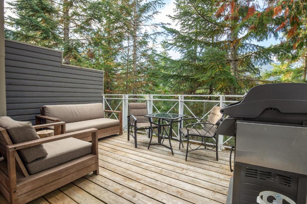 Beautiful Multi-Level Townhome 2BR in Creekside by Harmony Whistler photo 2