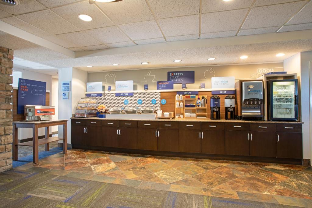 Holiday Inn Express Hotel & Suites Littleton, an IHG Hotel photo 1