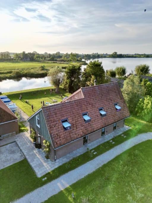 Groepshuis aan open vaarwater (de Berch) photo 1
