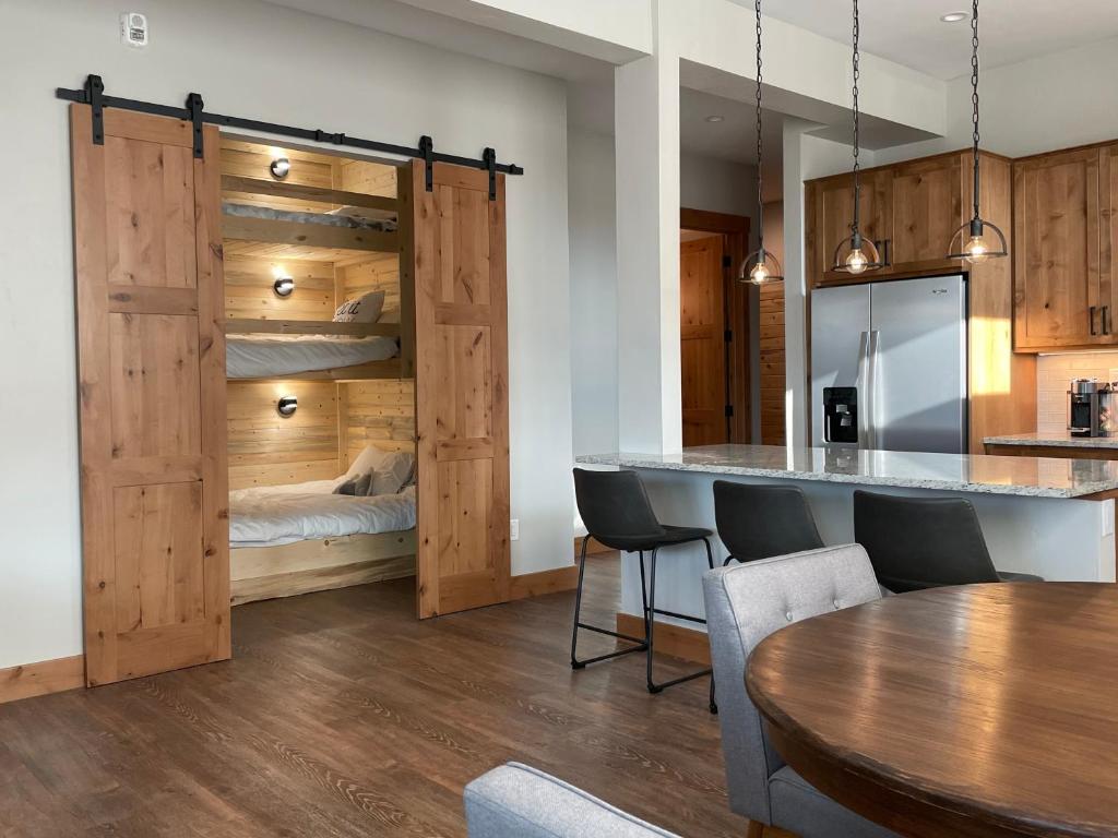Brand New! Private hot tub, bunk room and walkable to restaurants/shops photo 3