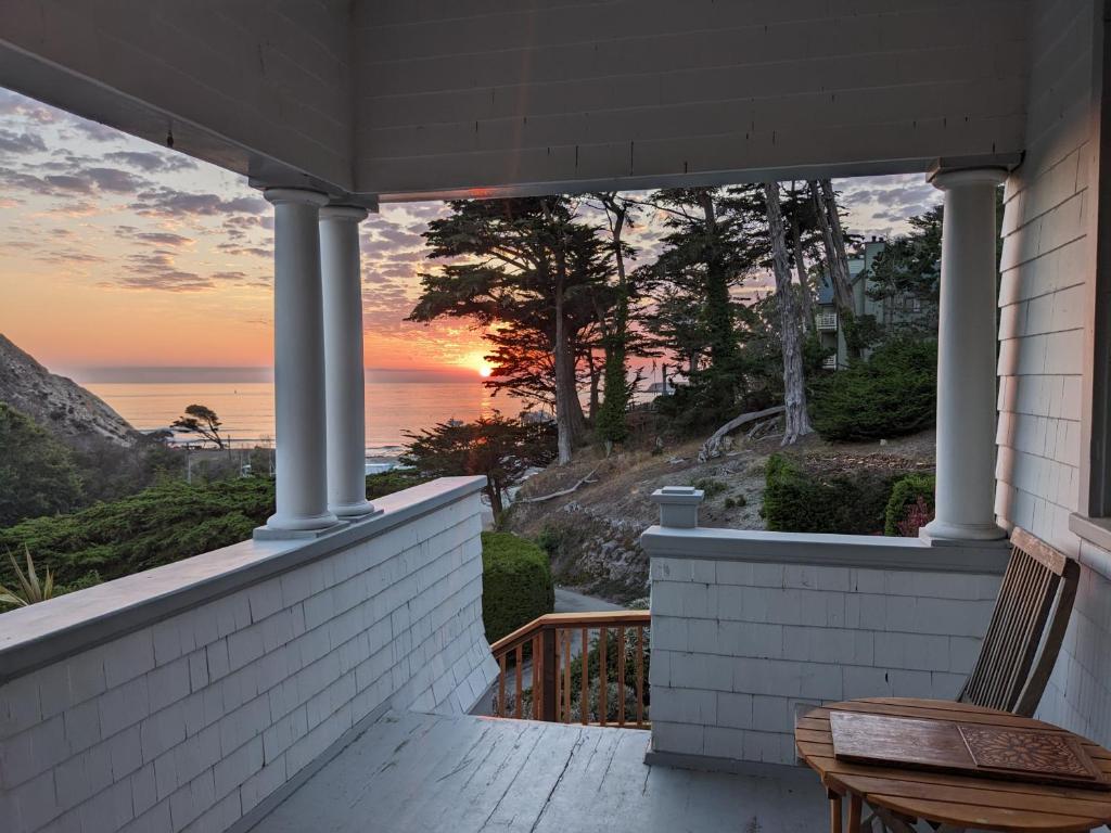 Historic Coast Guard House and Cottages image