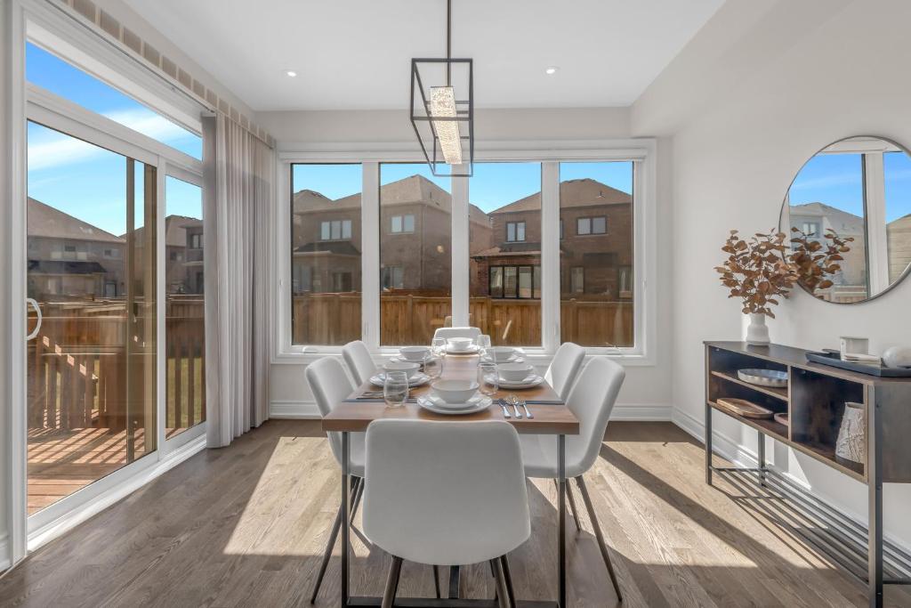 Luxury 6 Bedroom - 4 Bathroom Detached Retreat Brampton / Mississauga Border photo 1