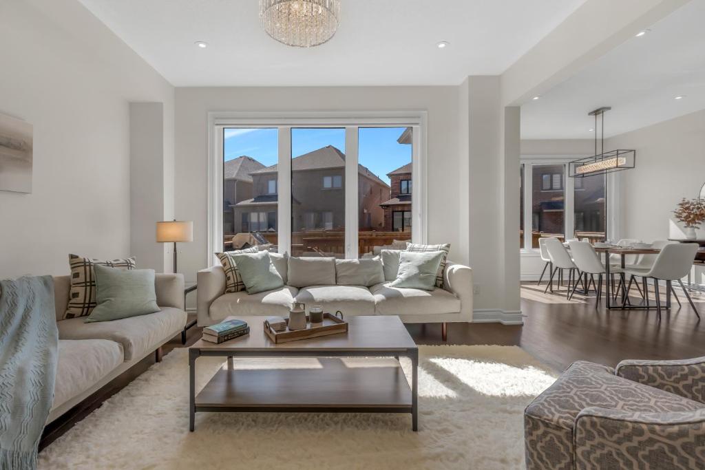 Luxury 6 Bedroom - 4 Bathroom Detached Retreat Brampton / Mississauga Border photo 4