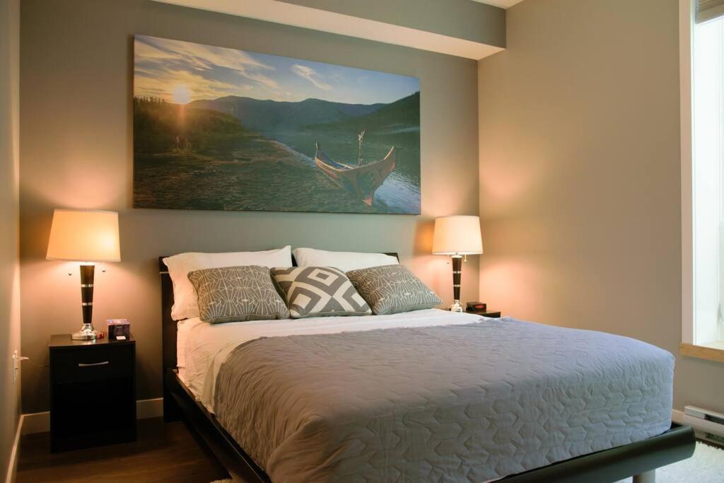 Bright Modern Stylish Condo in heart of Downtown (Center) photo 1