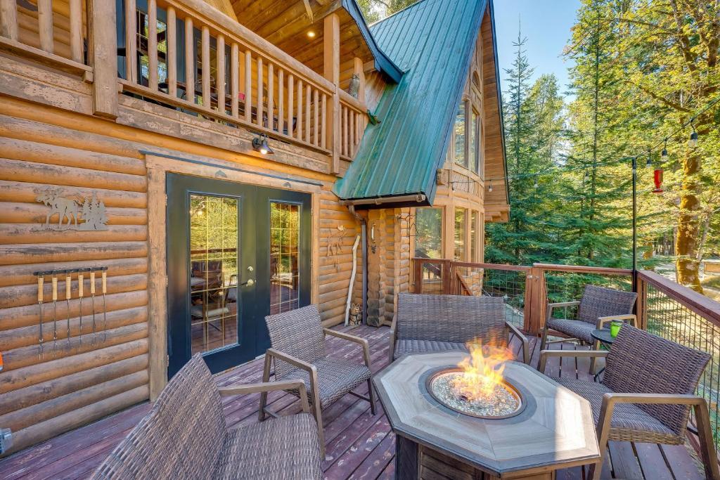 Spacious Packwood Cabin with Hot Tub - Near River photo 1