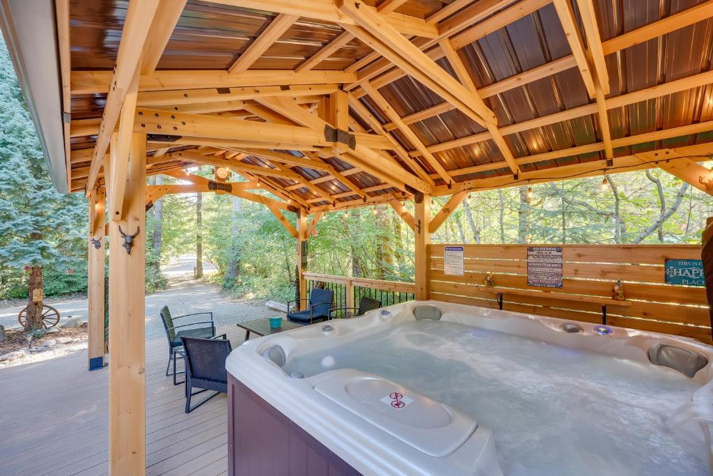 Spacious Packwood Cabin with Hot Tub - Near River photo 2