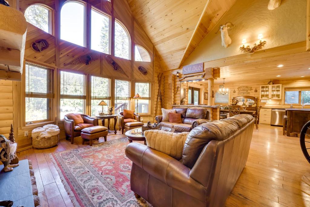 Spacious Packwood Cabin with Hot Tub - Near River photo 3