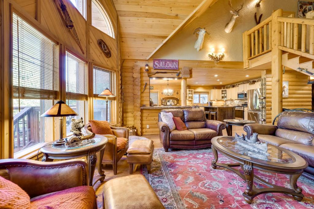 Spacious Packwood Cabin with Hot Tub - Near River photo 4