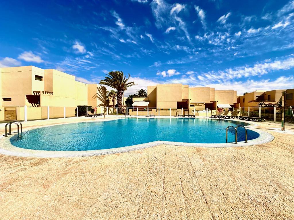 250m to Beach, Family Pools, Fiber Wi-Fi & BBQ photo 2