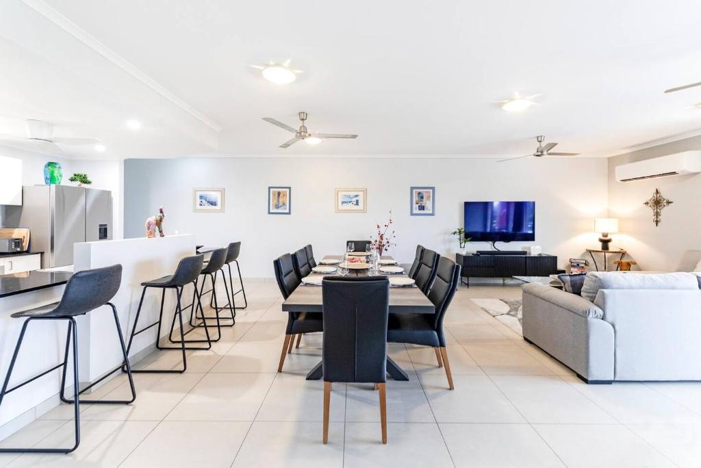 Larrakeyah Grand - Sea View Balcony Haven with Pool photo 1