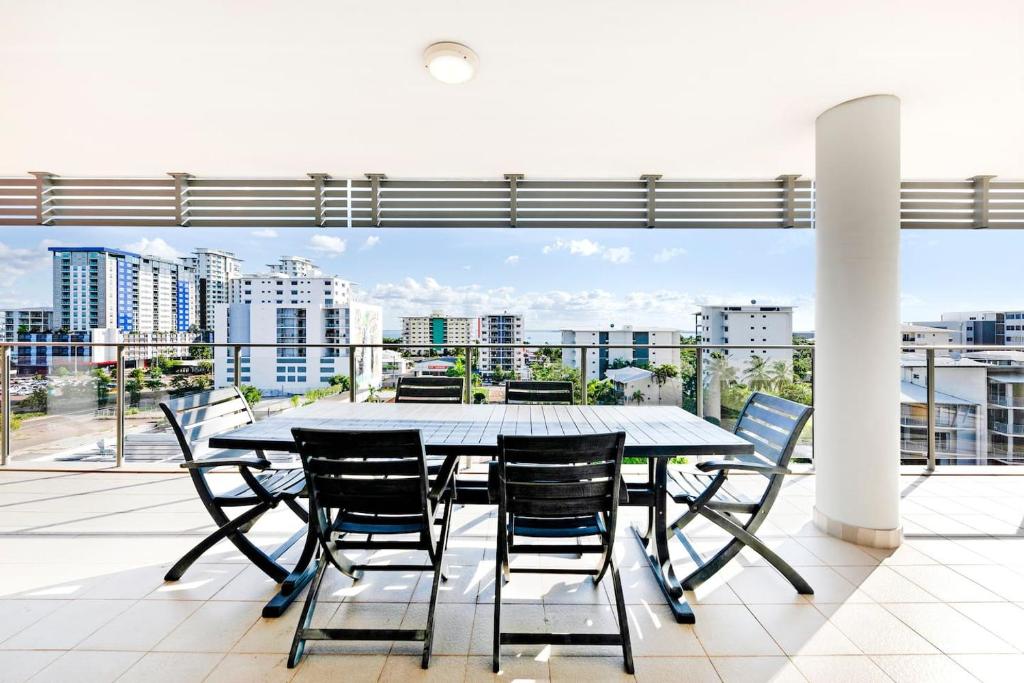 'The Smith' A Vibrant Poolside Balcony Haven photo 1