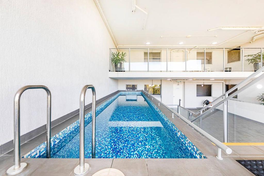 'The Smith' A Vibrant Poolside Balcony Haven photo 3