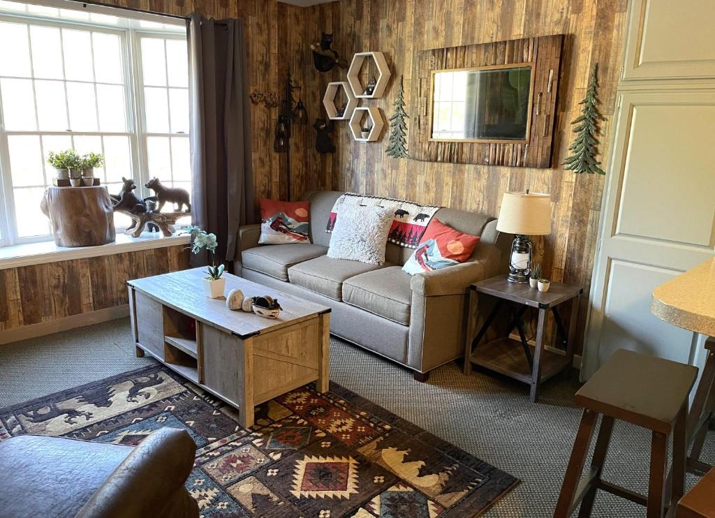 Gorgeous 1st FL Mtn View Jiminy Suite Sleeps 4 Ski On Off photo 1