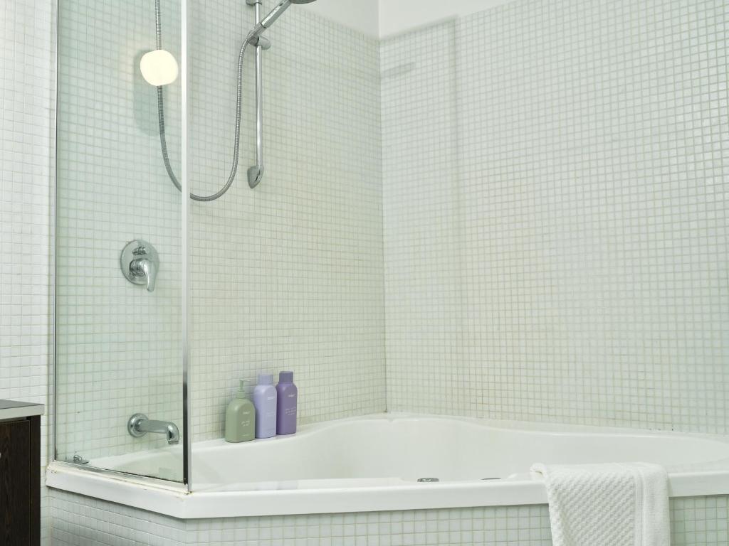 Chic Urban Loft in Prime Location photo 3