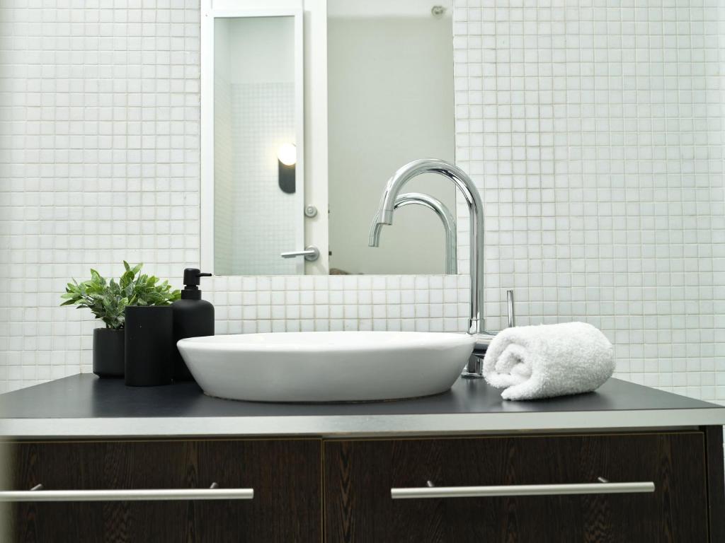Chic Urban Loft in Prime Location photo 2