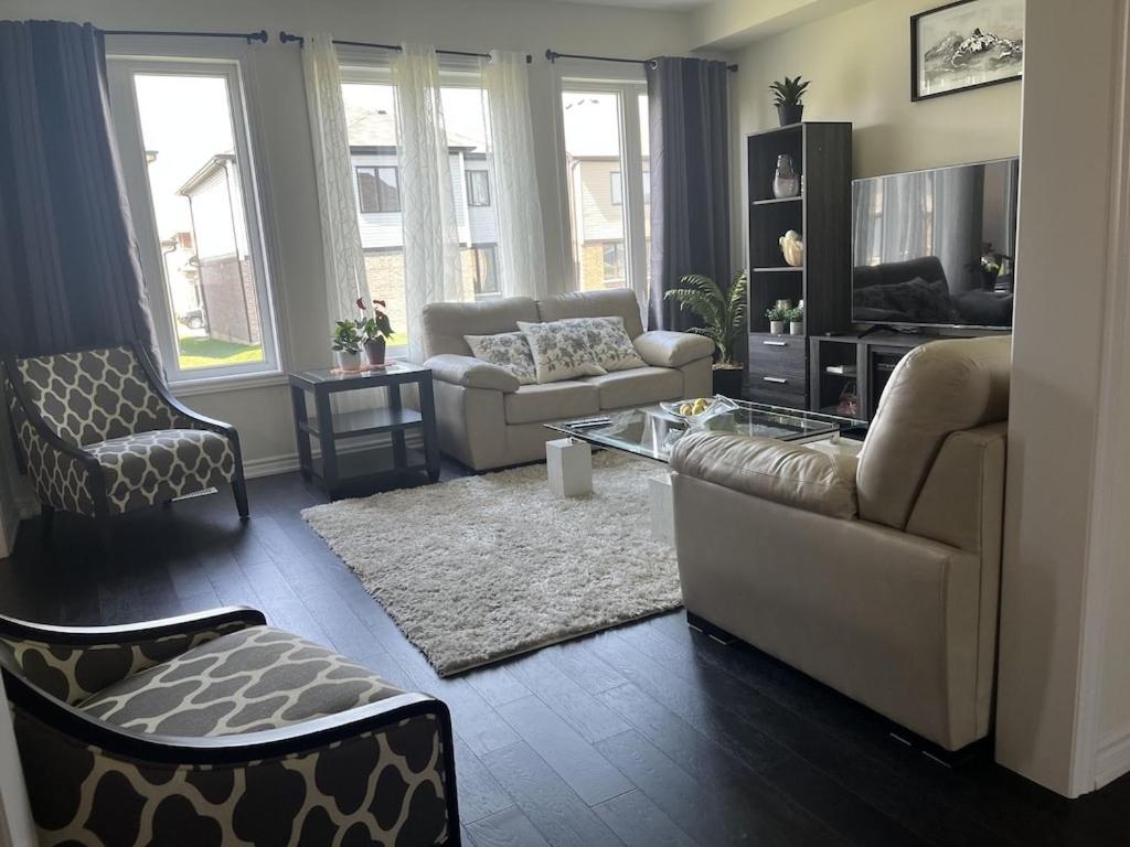 Spacious,comfy house,less than 15 mins to Niagara Falls photo 1