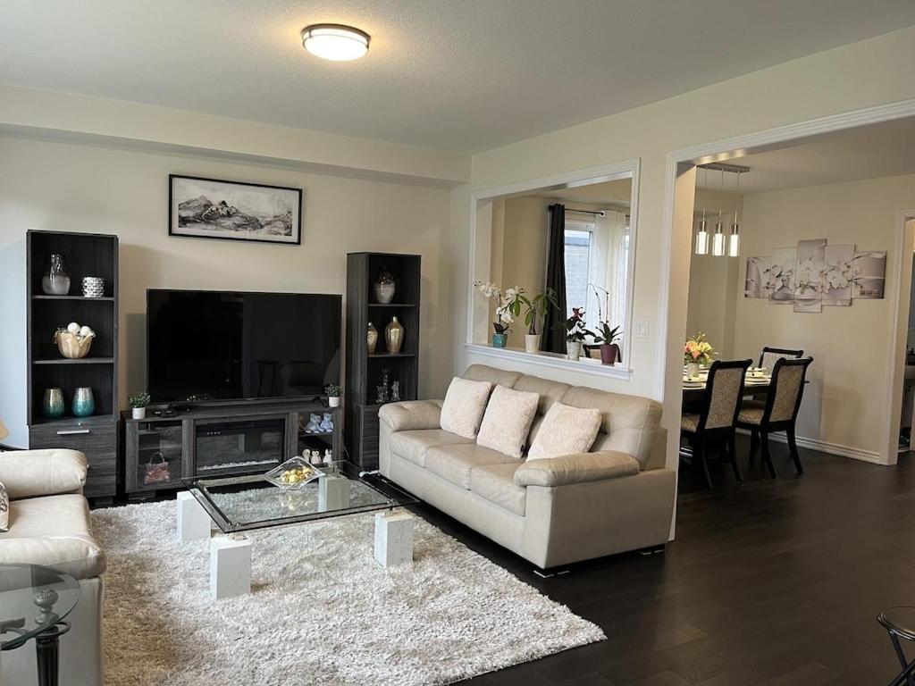 Spacious,comfy house,less than 15 mins to Niagara Falls photo 3