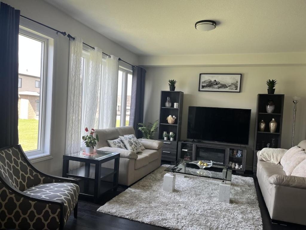 Spacious,comfy house,less than 15 mins to Niagara Falls photo 2