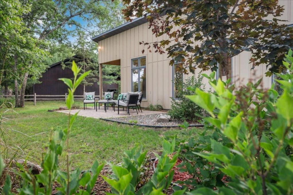 New! Modern Cabin On Cree Bay photo 1