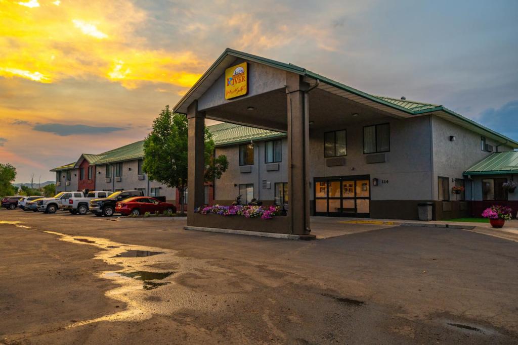 Yellowstone River Inn & Suites image