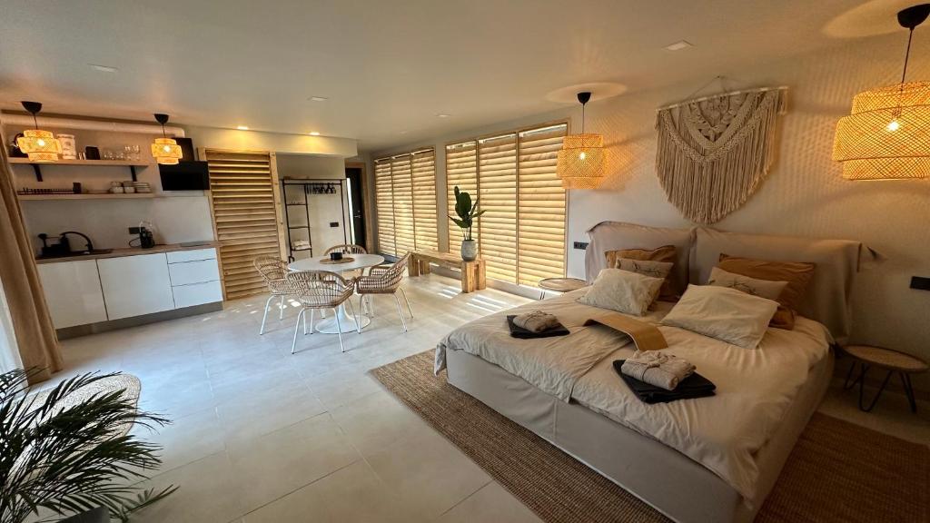 ULU House With Terrace & Hot Tub photo 3